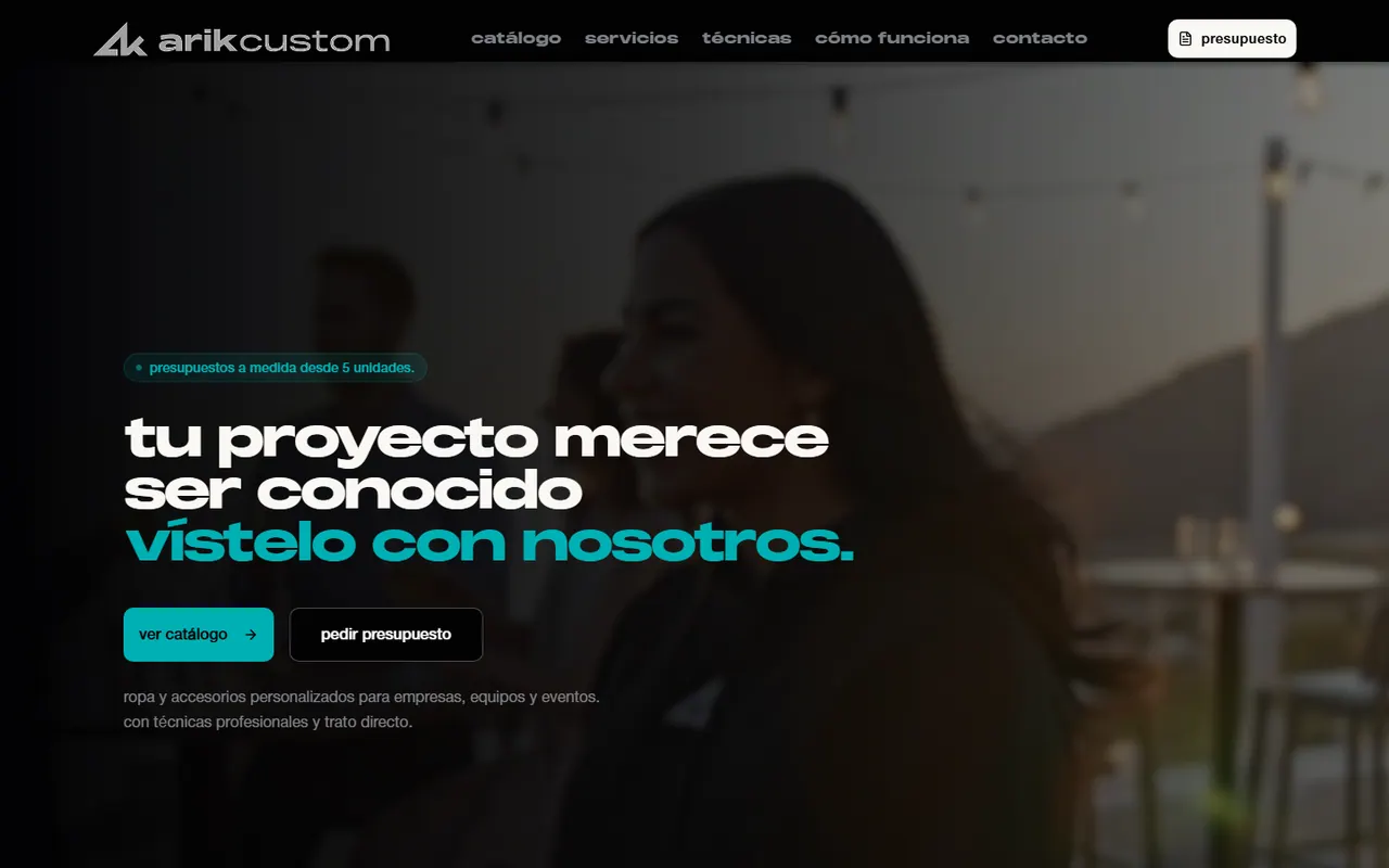 Portada de Arik Custom con navegación, mensaje comercial y llamadas a catálogo y presupuesto.